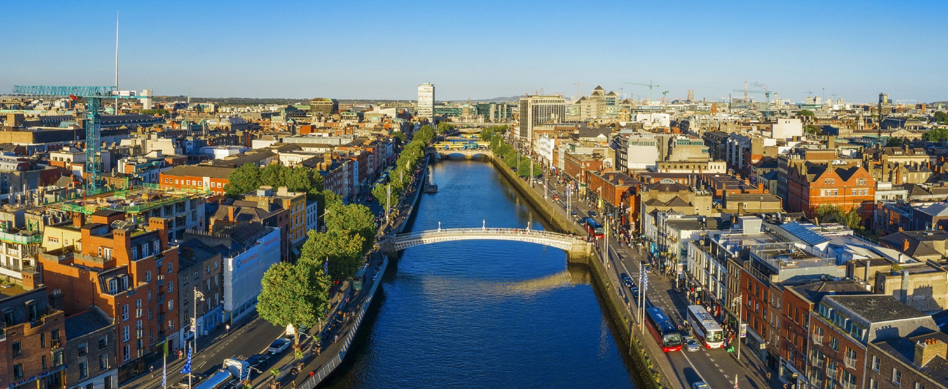 Vista aérea del centro de la ciudad de Dublín con el río Liffey.